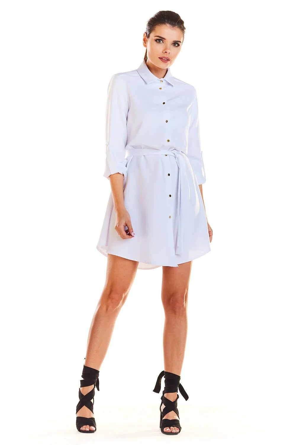 robe chemise courte bleu roi fluide évasée col classique boutonnage manches retroussées ceinture nouée taille ajustée ourlet asymétrique dos boutons