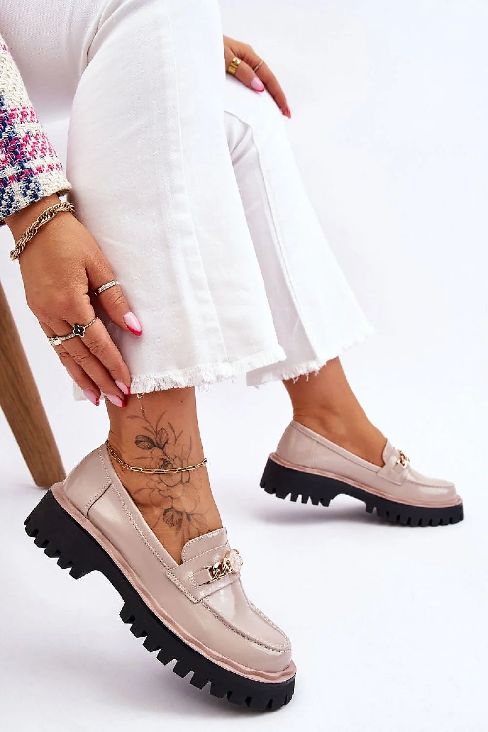 Mocassins pour femme élégants moderne cuir verni beige chaîne dorée semelle épaisse talon légèrement surélevé confortable occasionnels décontractés élégants