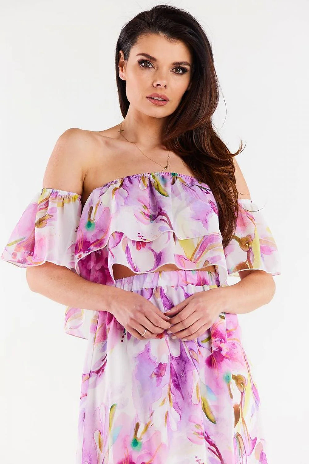Robe d'été féminine sans bretelles design romantique volants open front tissu mousseline couleurs pastel taille élastiquée