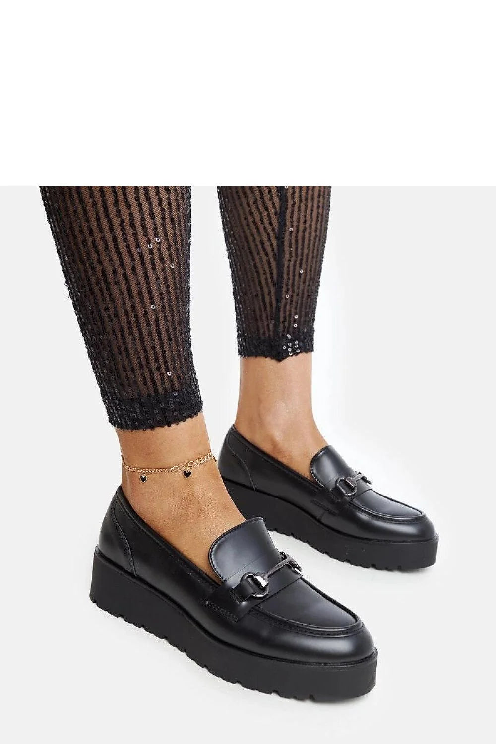 mocassins noirs femme cuir similicuir plateforme compensée crantée semelle épaisse bout arrondi mors métallique ornement boucle brillante élégance confortable urbain