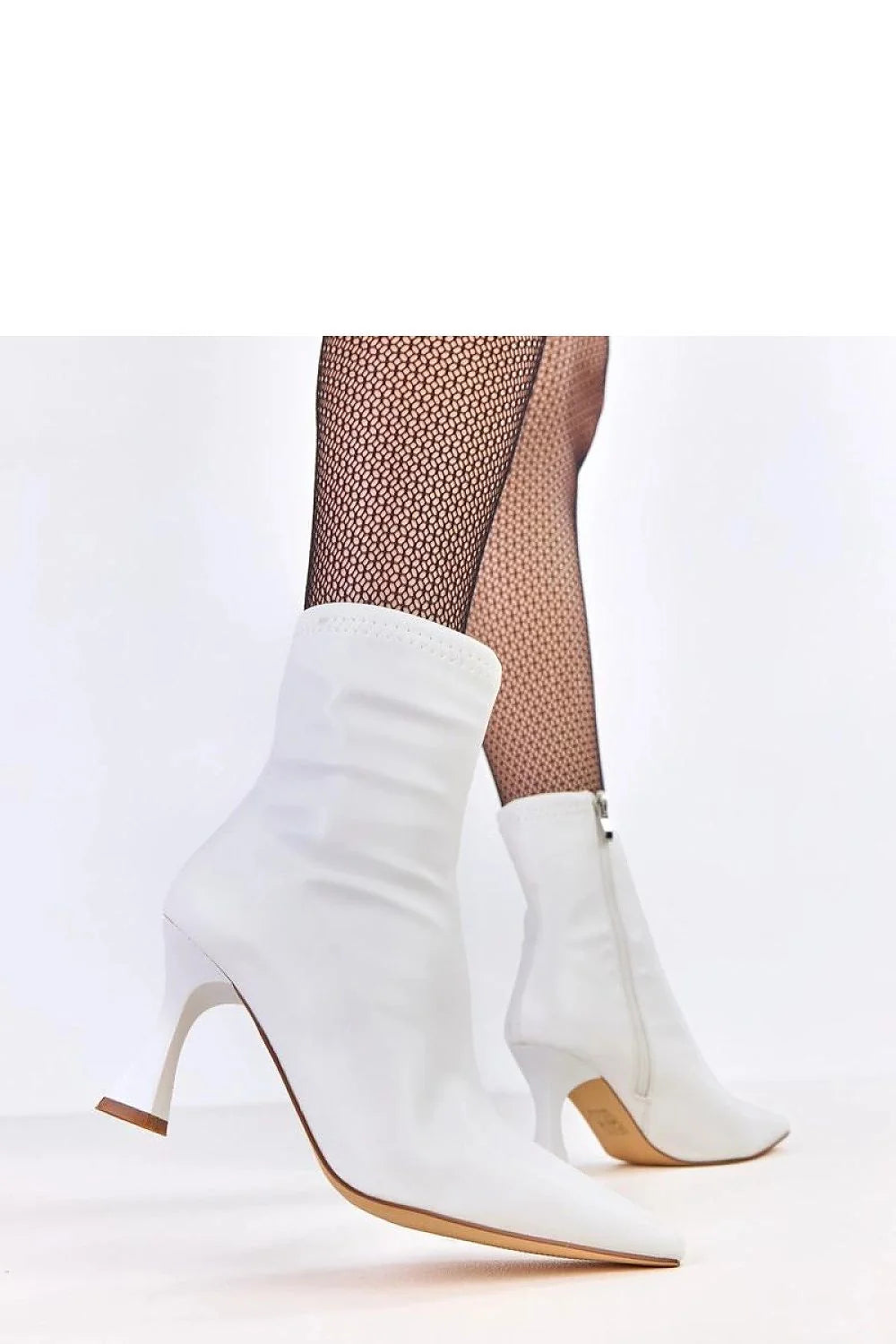 bottines talon aiguille similicuir blanc bout pointu tige ajustée cheville zippée intérieure minimaliste chic élégante habillée quotidienne confortable semelle beige