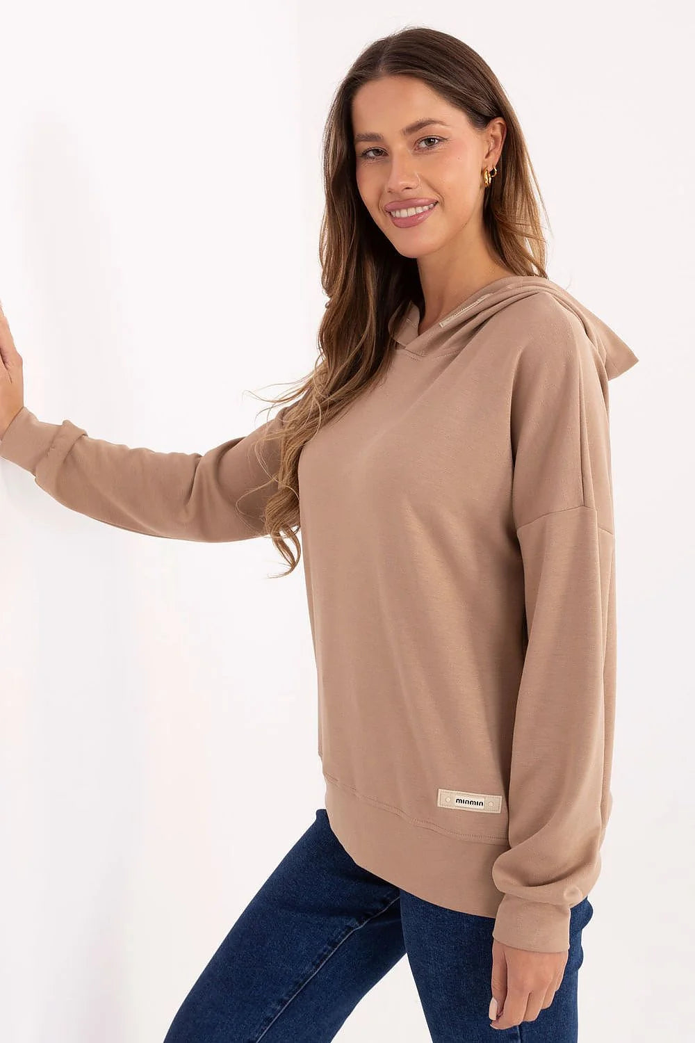 sweatshirt femme oversize beige camel molleton léger jersey doux coupe droite manches tombantes capuche cordon absent ourlets finis logo discret