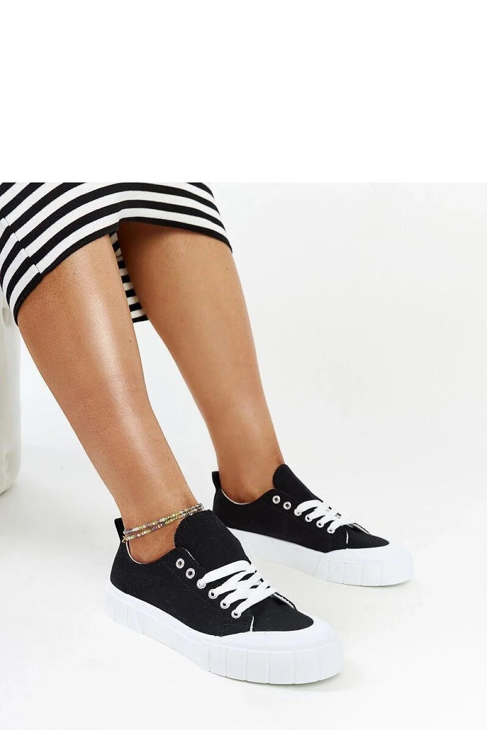 Baskets femmes design minimaliste couleur noire contrastante semelle blanche respirante tige en toile confortable Eduardo Stilizate