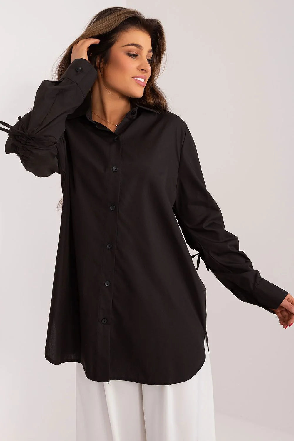 chemise manches longues décontractée élégante fluide popeline noire coupe ample col classique froncées liens ajustables boutons dissimulés silhouette aérienne