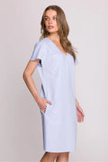 robe jour féminine épurée bleu lavande manches courtes évasées encolure V coupe droite fluide poches latérales longueur genou