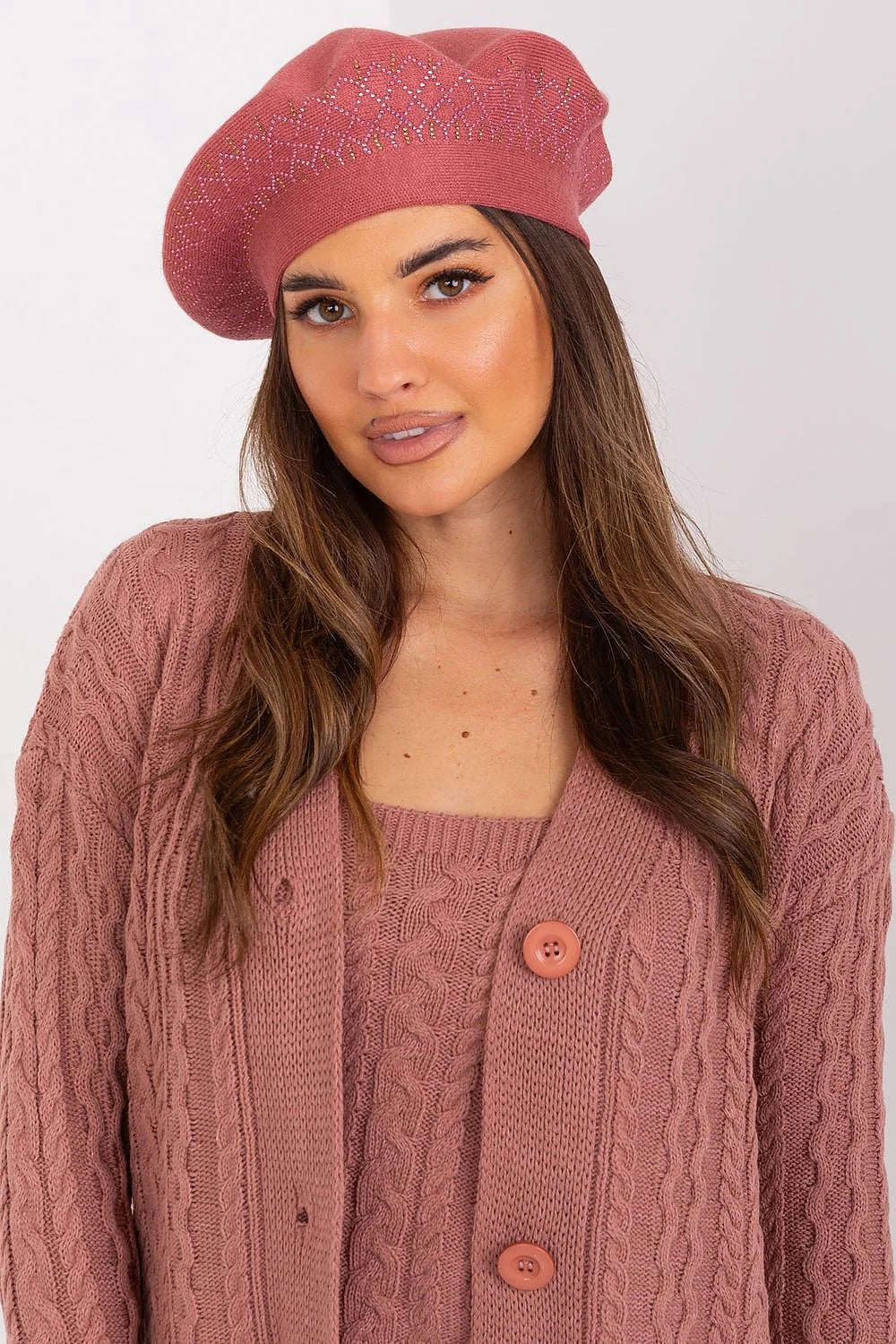 Béret AT en laine acrylique coton cachemire design classique losanges scintillants vieux rose coordonné avec ensemble maille torsadée chic femme