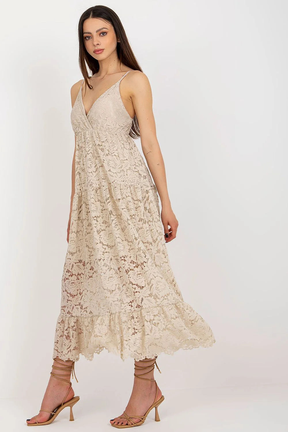 robe féminine midi dentelle florale beige bretelles spaghetti décolleté V croisé coupe empire jupe longue volants ourlet festonné doublure opaque