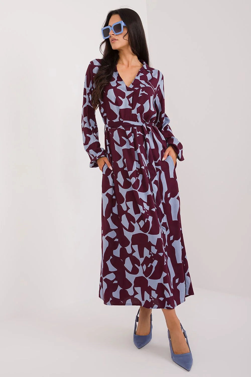 Robe quotidienne longue manches longues imprimé abstrait bleu et bordeaux viscose écologique ceinture ajustable poches latérales taille cintrée décolleté en V modernité et confort occasions multiples femme
