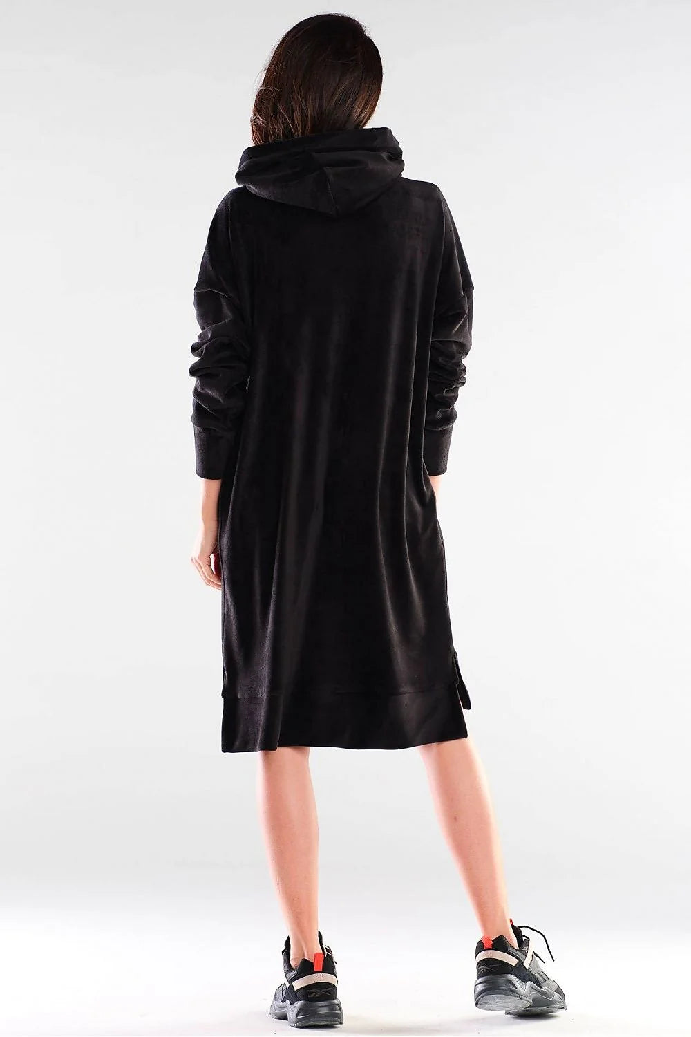 Robe sweat velours noir style urbain chic ample pour femme moderne avec capuche cordons blancs
