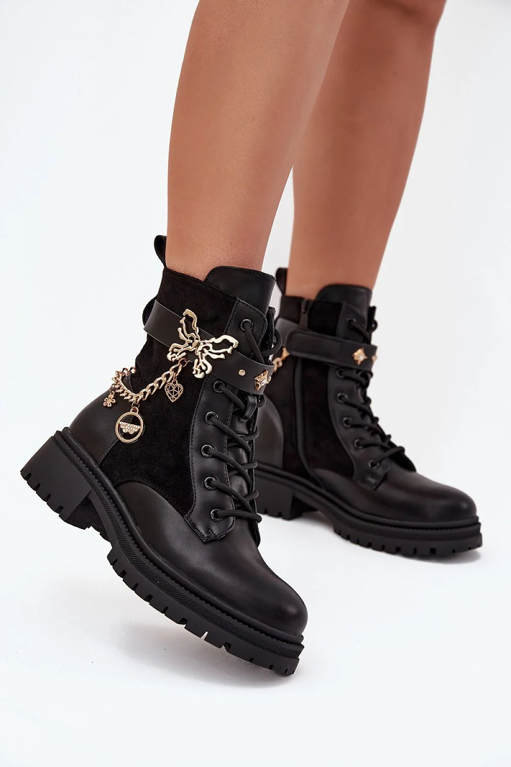 bottines femme similicuir noir cheville doublées fourrure synthétique chaîne dorée pendentifs sangle ornements amovible bout rond semelle crantée plateforme