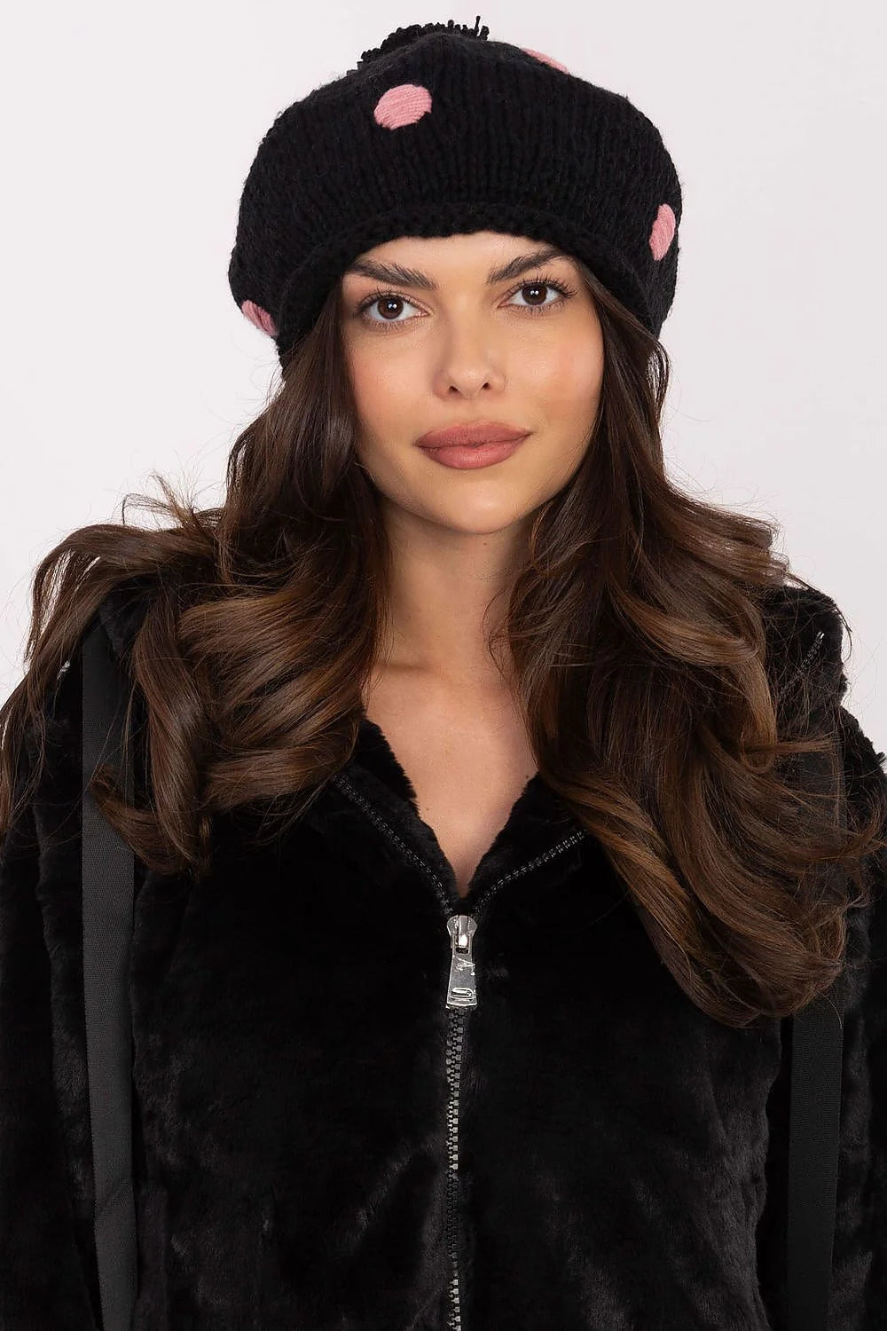 Bonnet d'hiver féminin en tricot laineux moderne avec pois roses pompon discret ajustement élastique femme élégance quotidienne