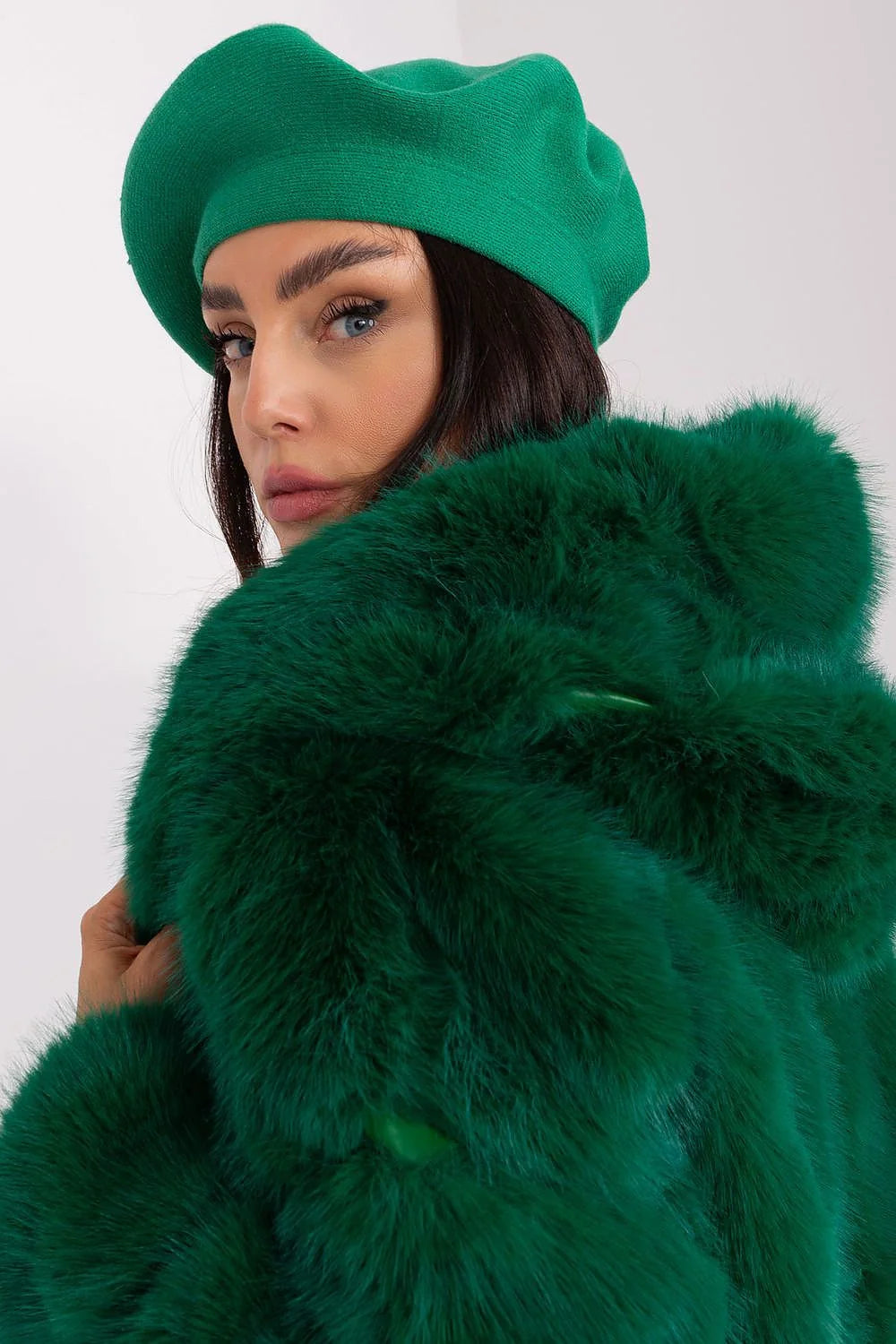 manteau fausse fourrure vert émeraude court coupe ample manches larges col enveloppant texture dense pelucheuse chaude luxueuse