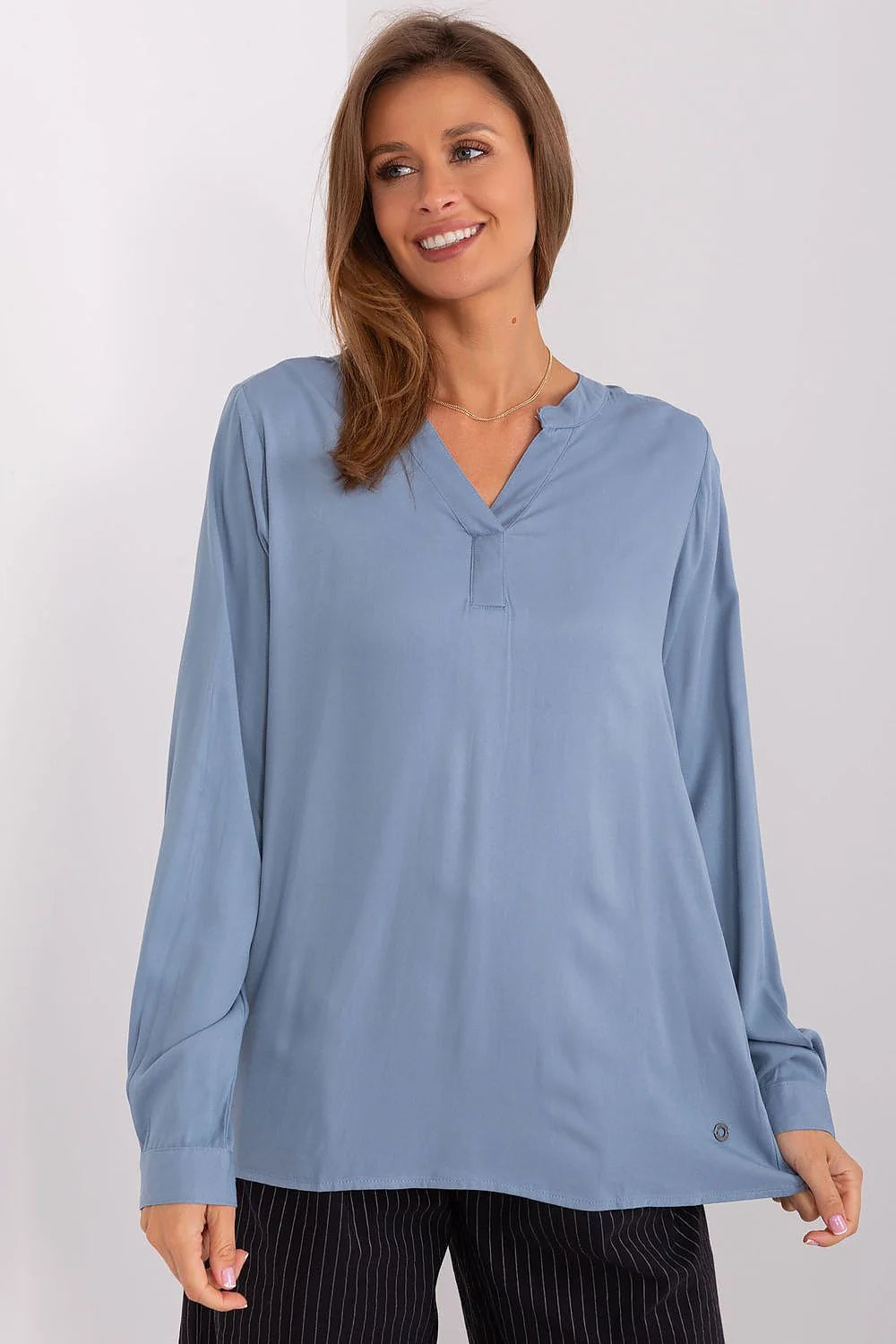 Blouse femme élégante décontractée couleur bleu pâle encolure V manches longues boutons poignets matériau fluide
