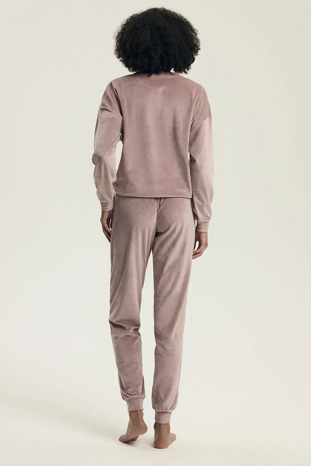 ensemble survêtement deux pièces sweat manches longues poignets côtelés pantalon jogger poches latérales taille élastiquée cordon coulissant velours rose poudré