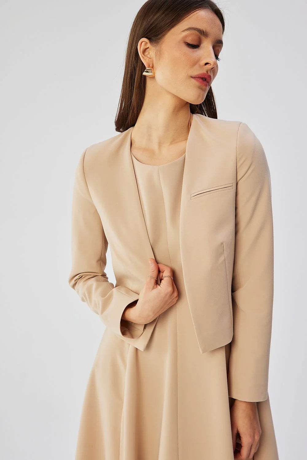 Robe évasée élégante avec veste boléro ton beige clair ajustée manches longues dos nu polyester femme