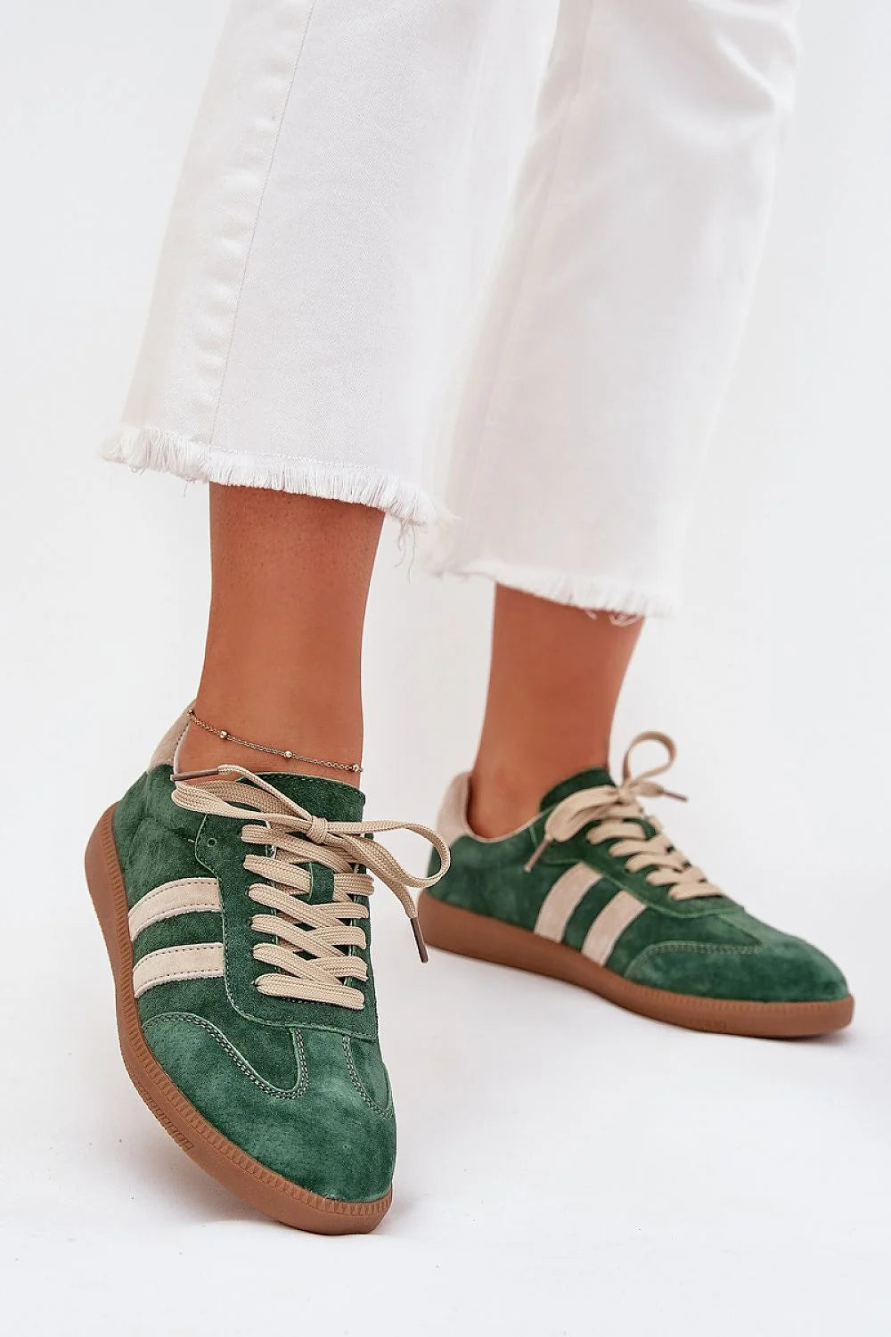 Chaussures de sport Step in style pour femme, design sportif élégant, tige basse, bouts arrondis, cuir naturel, daim vert, lacets beige, semelle caoutchouc marron, occasion quotidienne, casual, mode urbaine, femmes