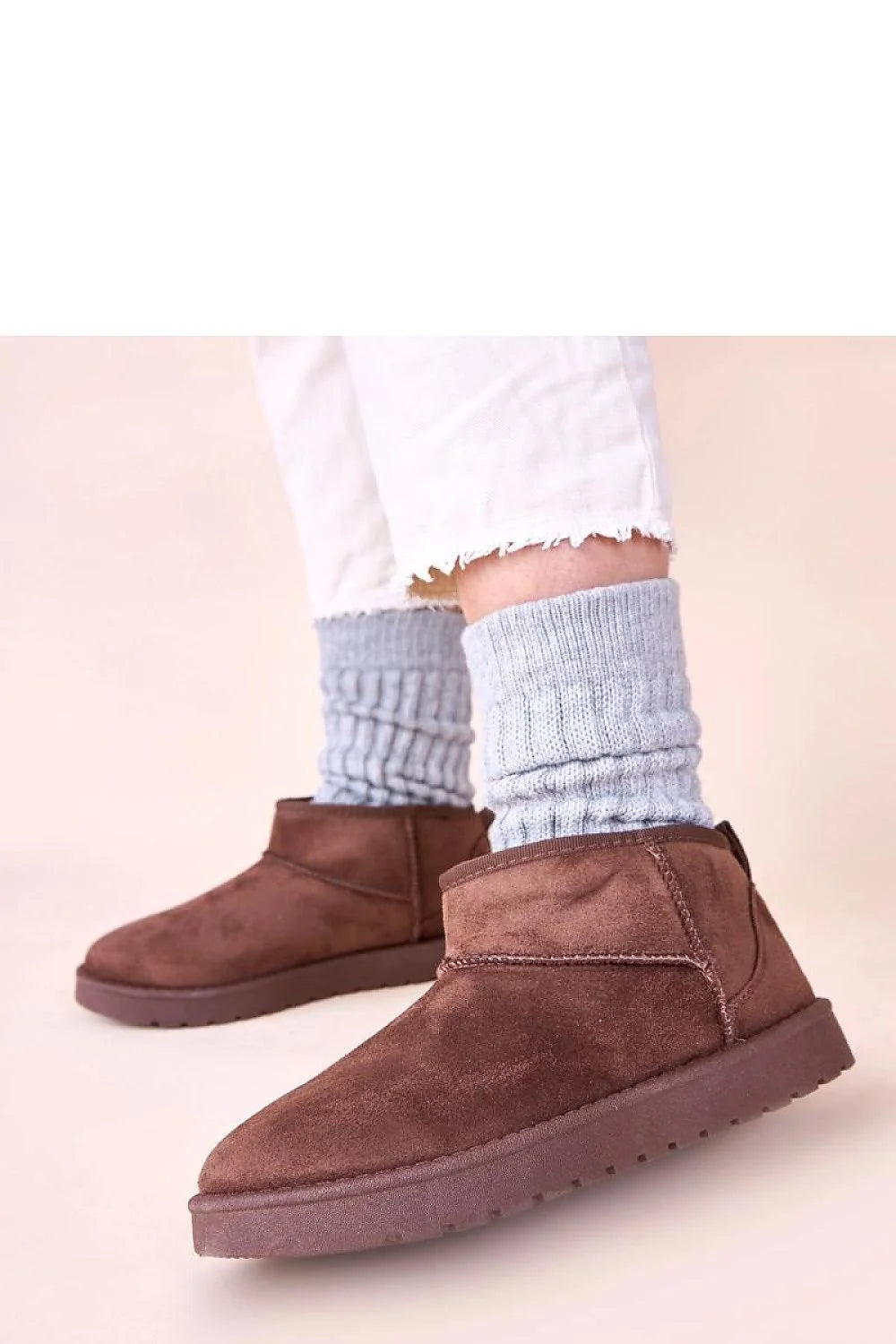 bottes neige femme Gemre Elriee chocolat suédé marron fourrure douce chaudes cheville basses bout rond coutures apparentes semelle crampons antidérapante