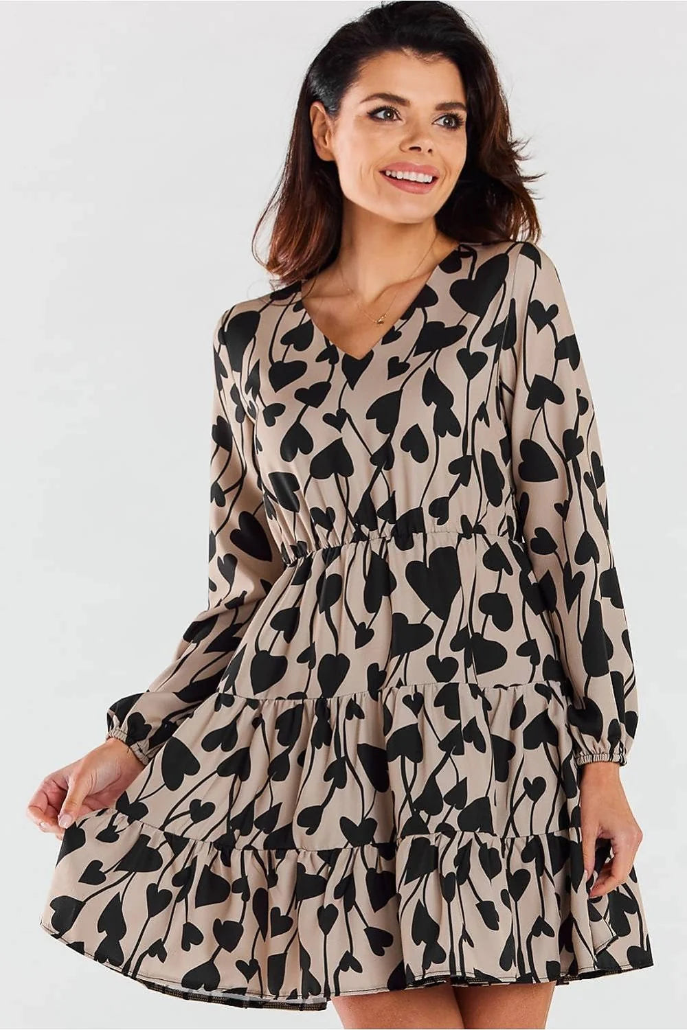 robe femme courte imprimée noir blanc manches longues décolleté V coupe trapèze taille cintrée jupe évasée étagée
