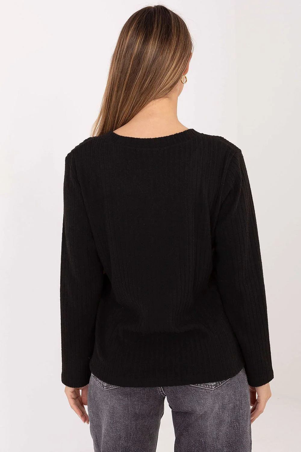 pull femme col V maille côtelée noire manches longues coupe décontractée oversize hanches douce bords côtes patch poitrine logo discret