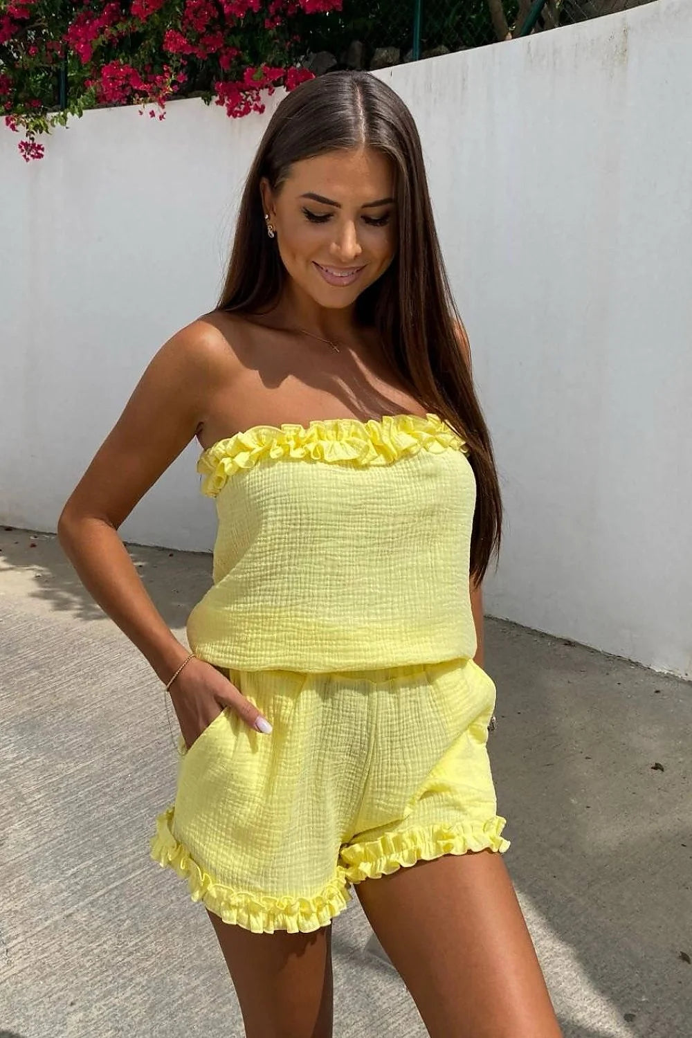 Ensemble d'été féminin en mousseline jaune vif sans bretelles taille élastique volants coordonnés short et haut femmes mode été 2023