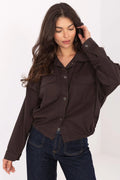 surchemise courte marron foncé col chemise boutonnée poches rabats coupe boxy ourlet élastiqué manches longues coton robuste élasthanne confortable utilitaire