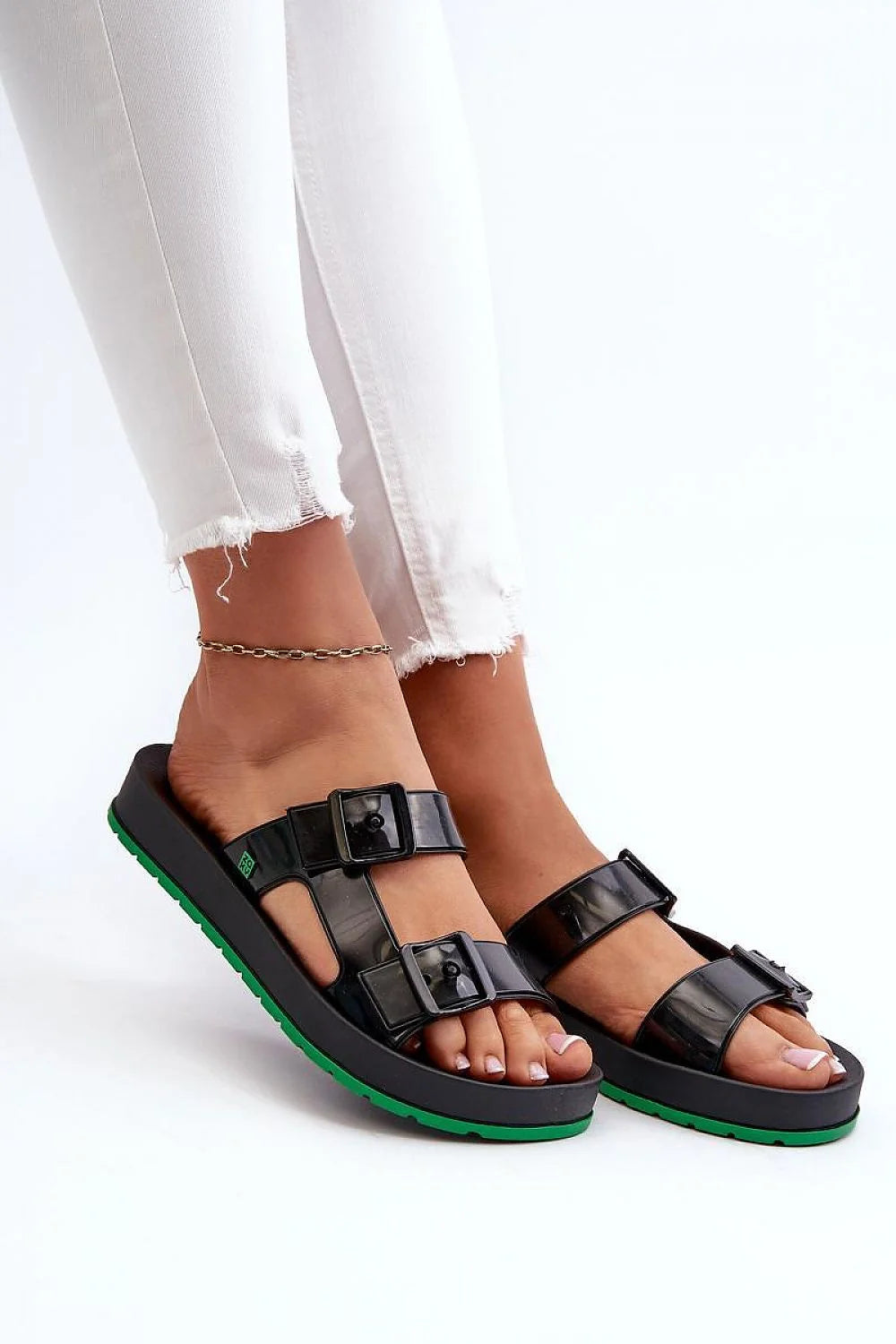 Sandales femmes modernes design épuré végan hypoallergénique recyclable semelle épaisse brides ajustables style minimaliste confortable