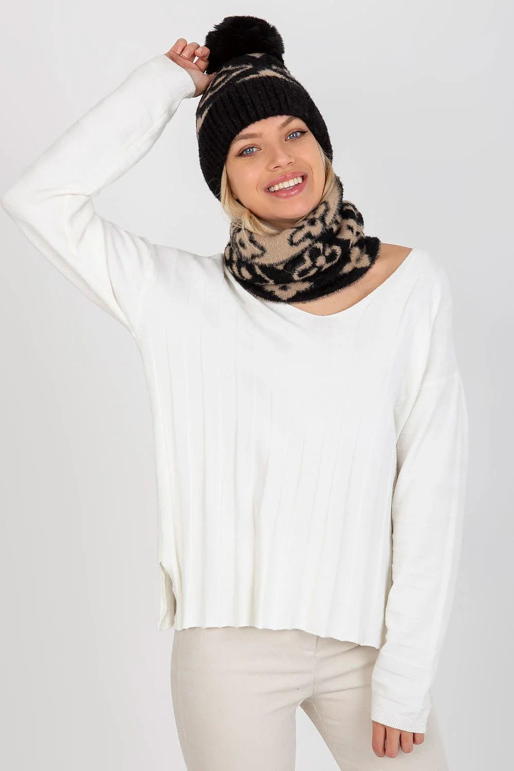 Pull tricoté femme bonnet pompon écharpe mode automne hiver acrylique doux confort classique tendance
