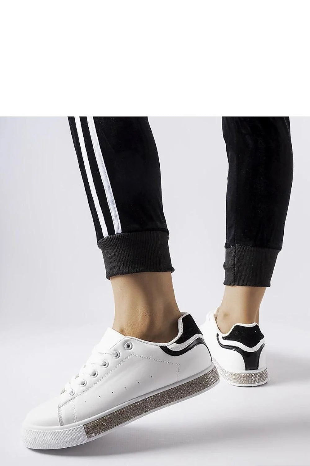 Chaussures de sport Solea femmes design moderne minimaliste blanc noir perforations crystals semelle caoutchouc confort durable