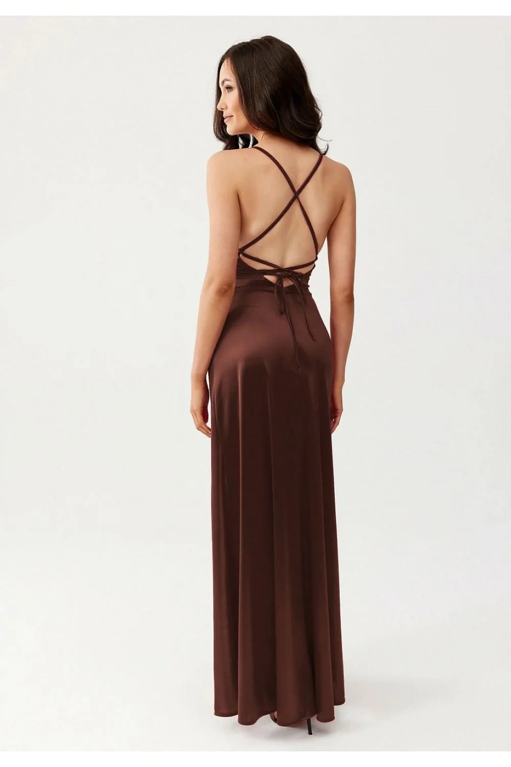 Robe longue élégante en satin marron bretelles spaghetti fente haute silhouette ajustée occasion formelle femme
