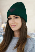 bonnet hiver femme NAOMI vert forêt maille côtelée tricot doux chaud ajusté extensible ourlet retroussé patch triangulaire similicuir moderne urbain