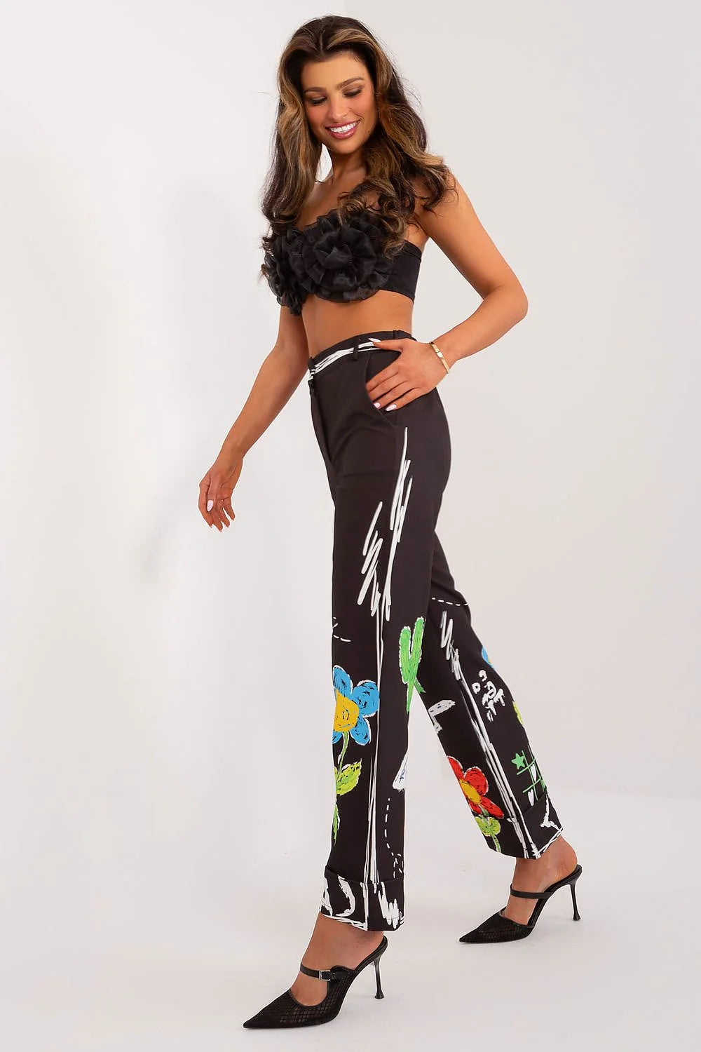 Ensemble femme audacieux crop top fleuri pantalon artistique motifs peints cactus fleurs colorés haut bustier taille haute