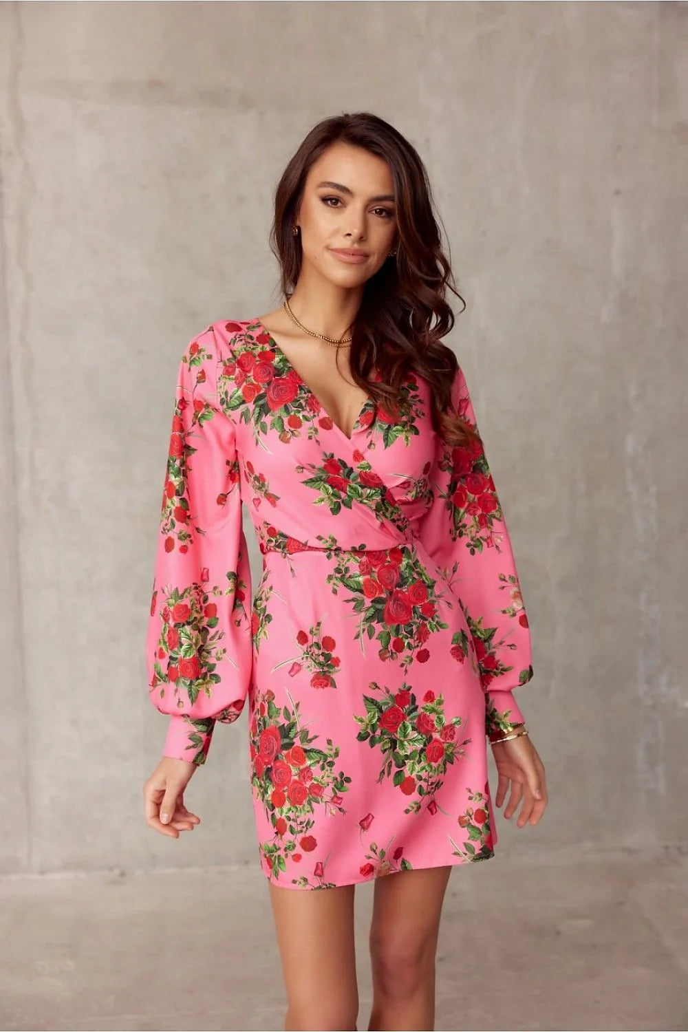 Robe cocktail Roco Fashion design chic moderne motifs floraux rose vif manches longues puffed col V plongeant