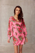 Robe cocktail Roco Fashion design chic moderne motifs floraux rose vif manches longues puffed col V plongeant