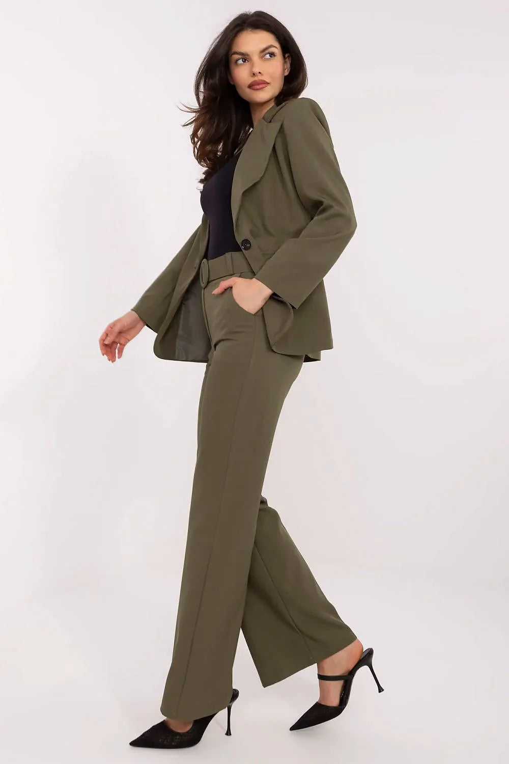 ensemble tailleur femme vert kaki blazer ajusté col cranté bouton unique pantalon taille haute évasé ceinture boucle recouverte fluide professionnel