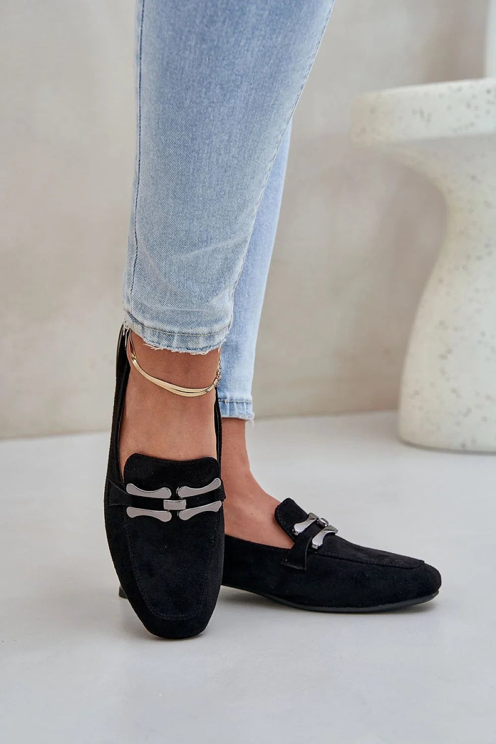 Mocassins élégants pour femmes cuir suédé ornement métallique style casual chic noir intemporel confort talon carré