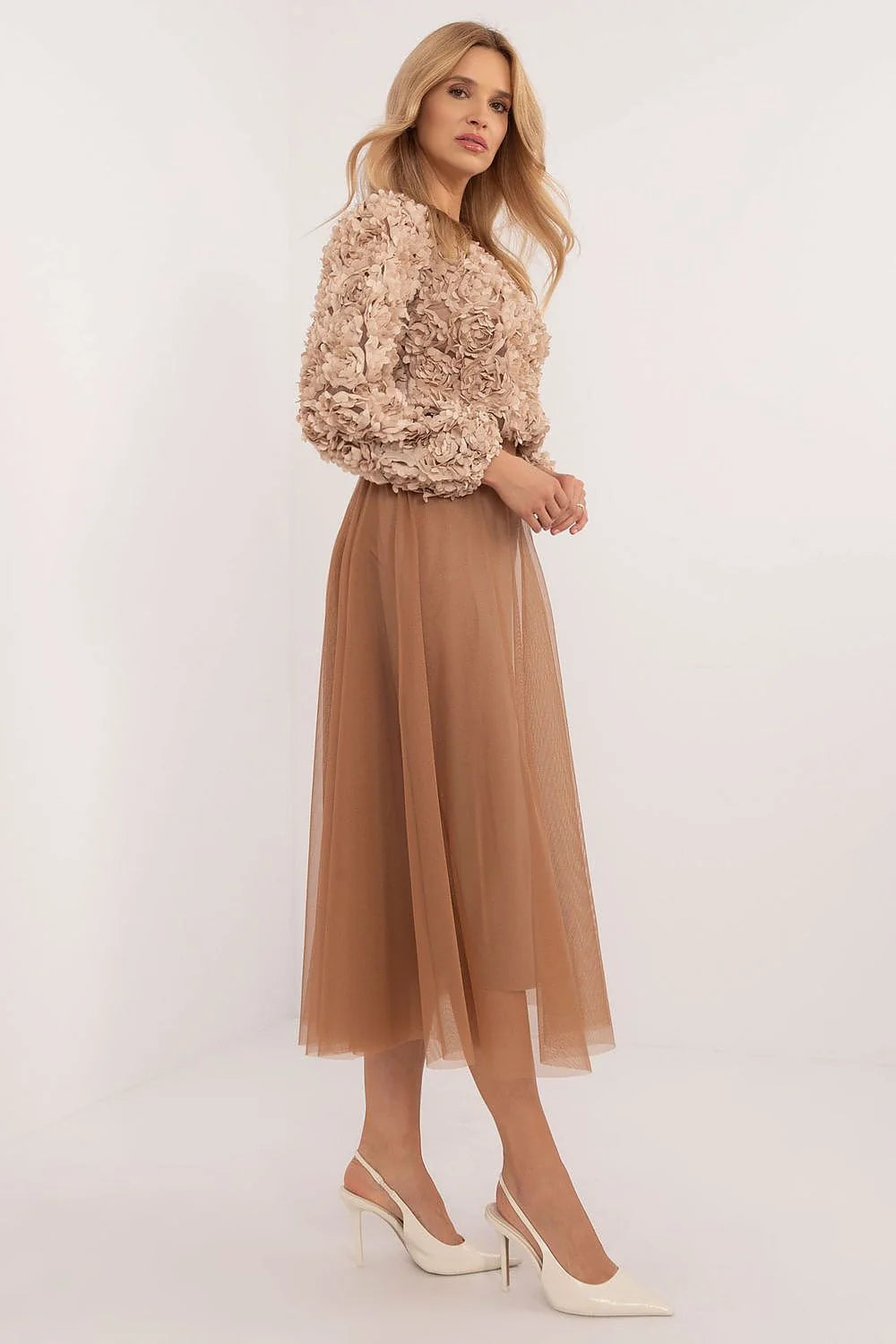 Tenue élégante pour femmes deux pièces haut et jupe longue motifs floraux en relief tissu transparent couleur beige brun clair taille haute
