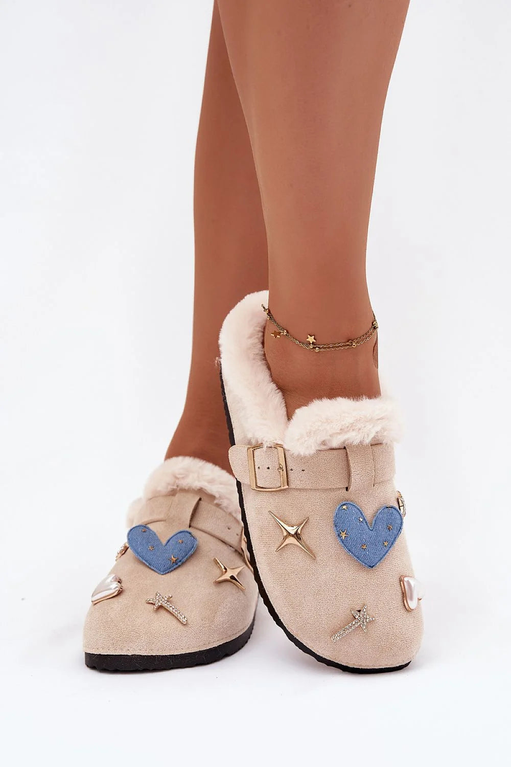 pantoufles femme suédine écologique beige fourrées confortables chaudes chic brodées strass bride réglable boucle dorée semelle antidérapante doublurepeluche cadeau idéal