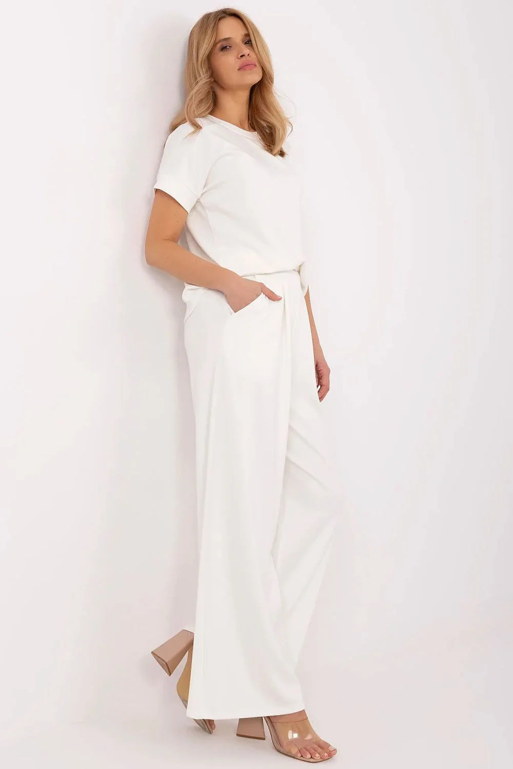 ensemble féminin survêtement blanc palazzo pantalon taille haute col rond manches courtes jambes larges plis discrets poches latérales