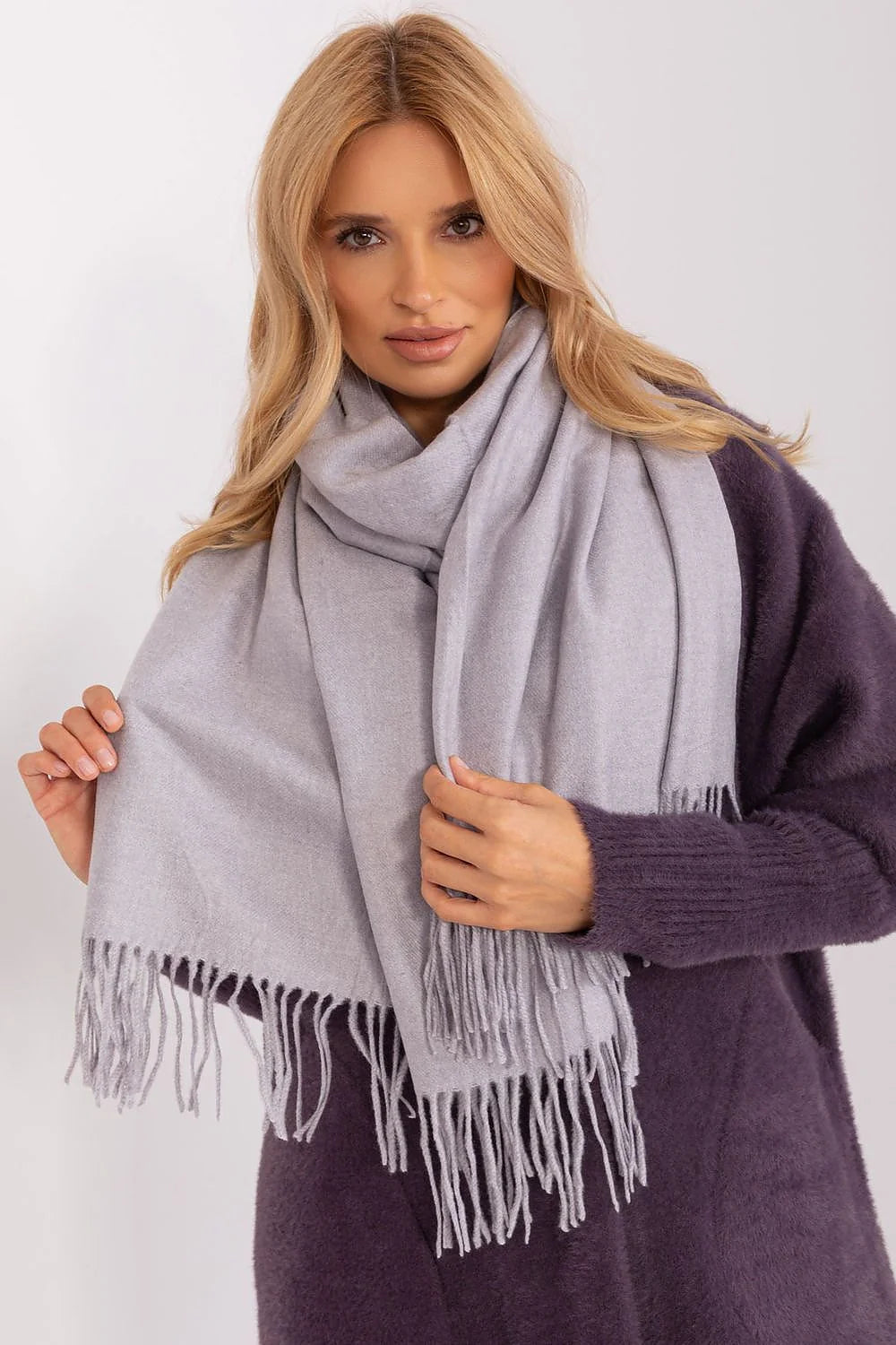 écharpe femme oversize rectangulaire gris clair uni longues franges effilées aspect laineux doux chaleureux 196cm polyester