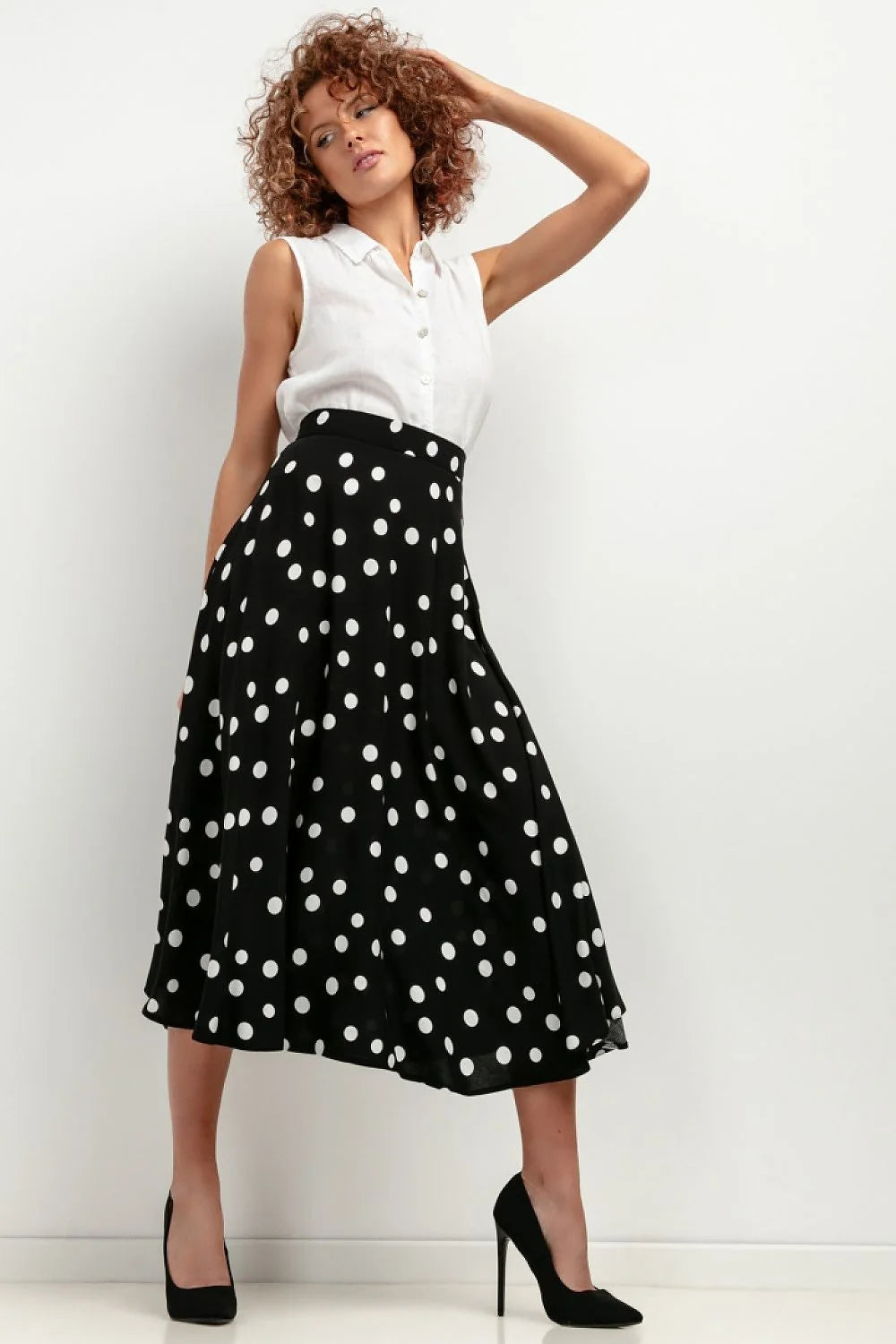 Chemisier blanc sans manches jupe noire motifs pois longueur midi taille haute viscose coton femme élégance mode occasion spéciale