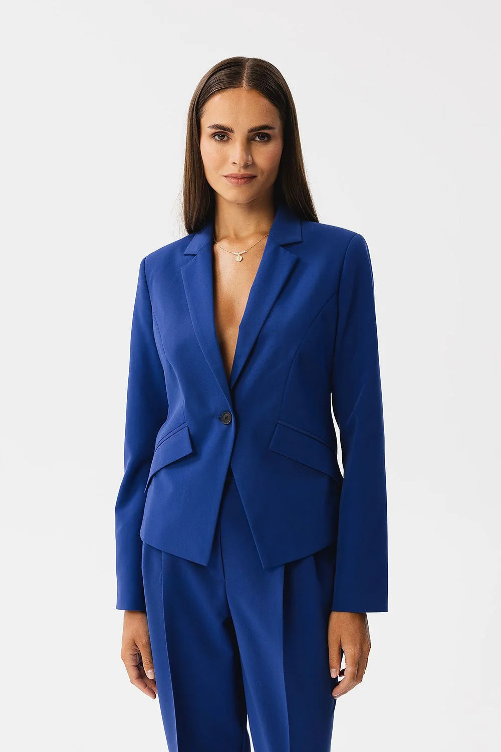 Tailleur pour femme bleu roi veste col cranté pantalon droite coupe ajustée matériau polyester élégance professionnelle