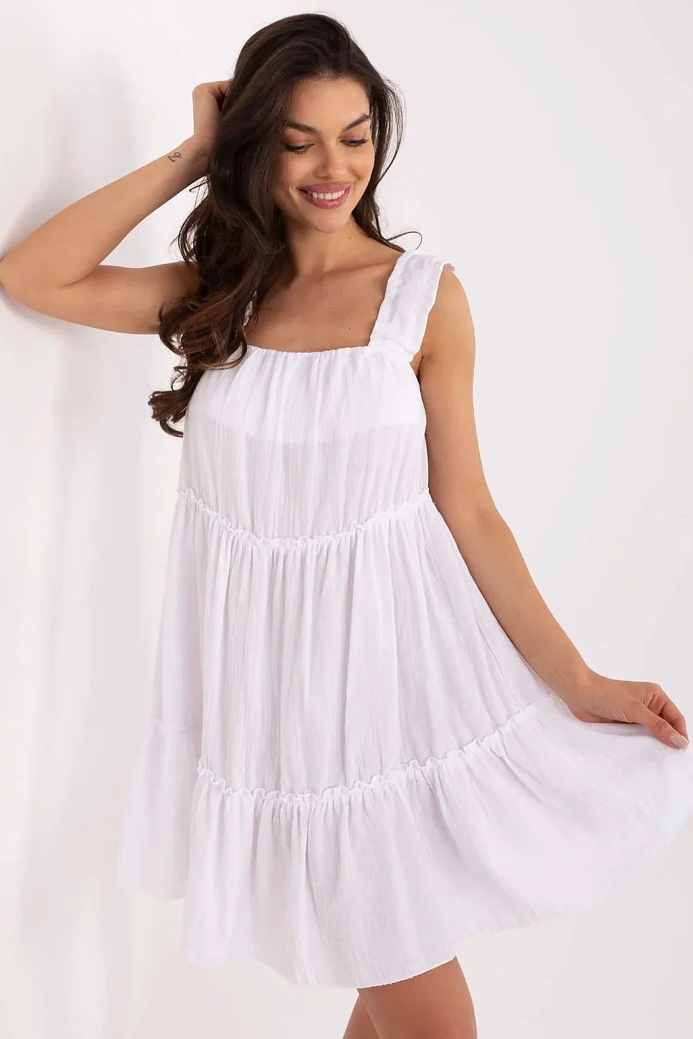 Robe d'été féminine style bohème longueur genou mousseline coton blanc volants larges bretelles carré neckline