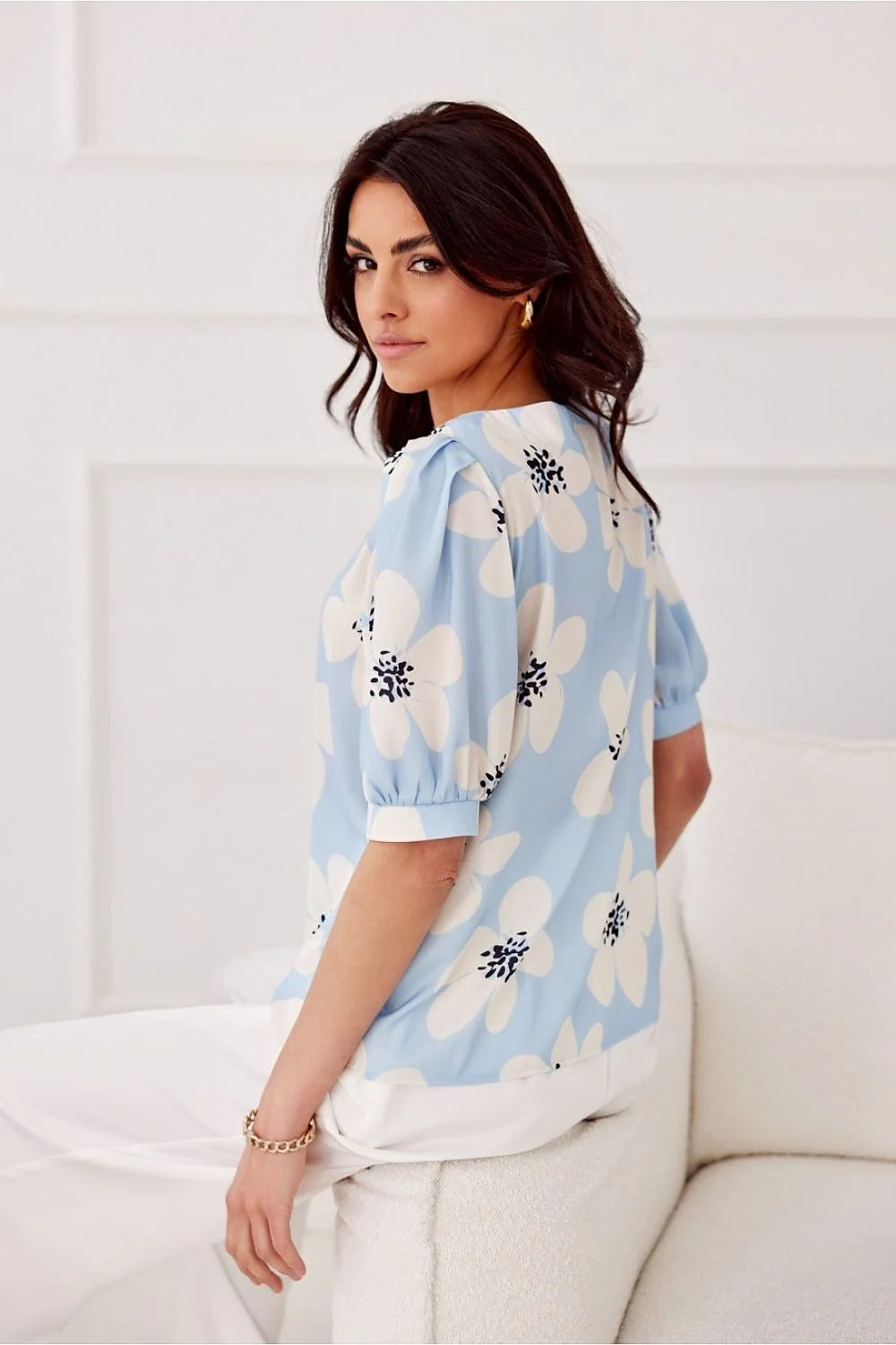blouse chemisier Jenna manches bouffantes troisquarts coupe droite encolure ronde fluide léger bleu pastel imprimé grandes fleurs blanches cœur noir