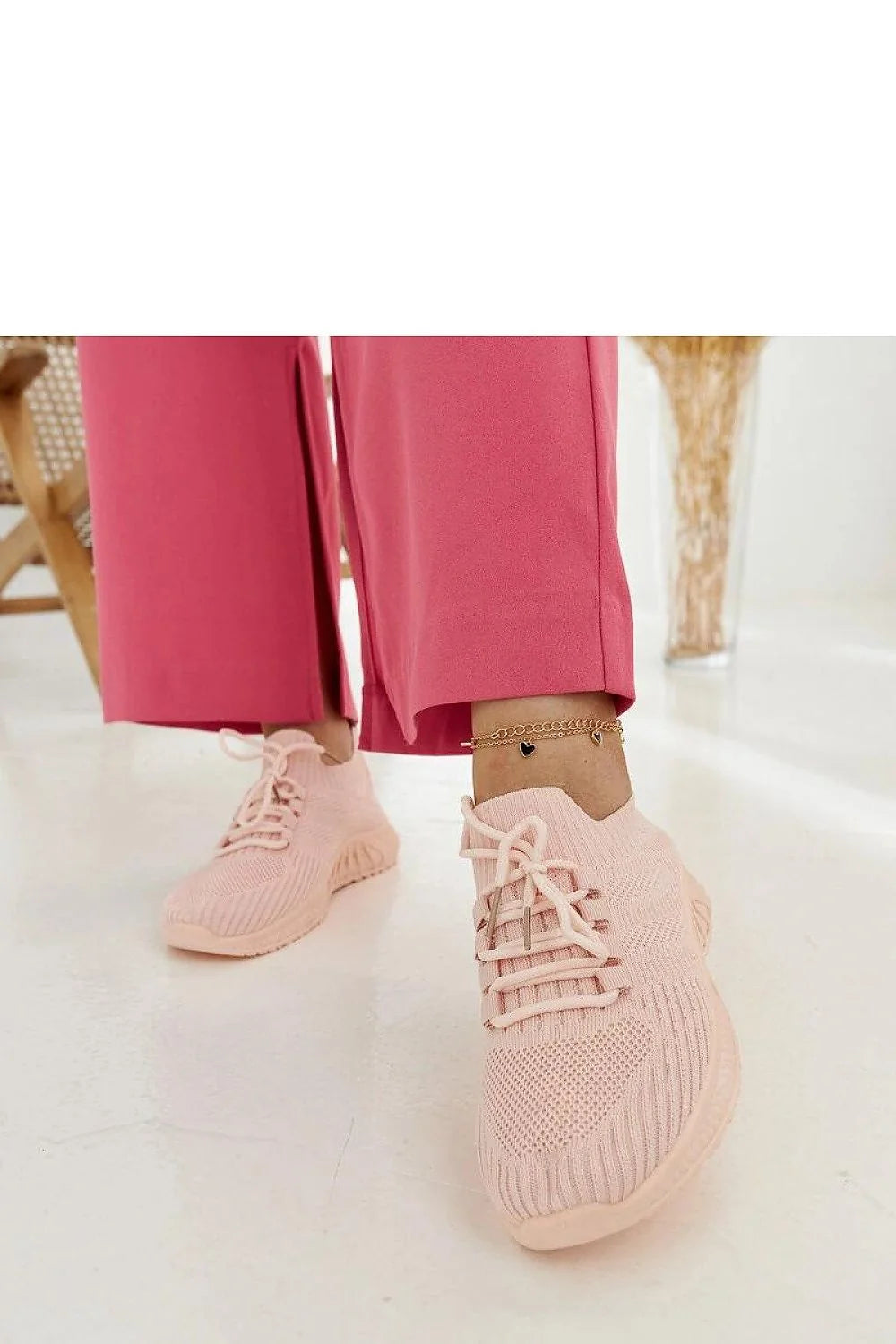 baskets athleisure femme rose pâle maille tricotée respirante légère colchaussette élastique semelle caoutchouc crantée amorti lacets plats confort ajustée tendance