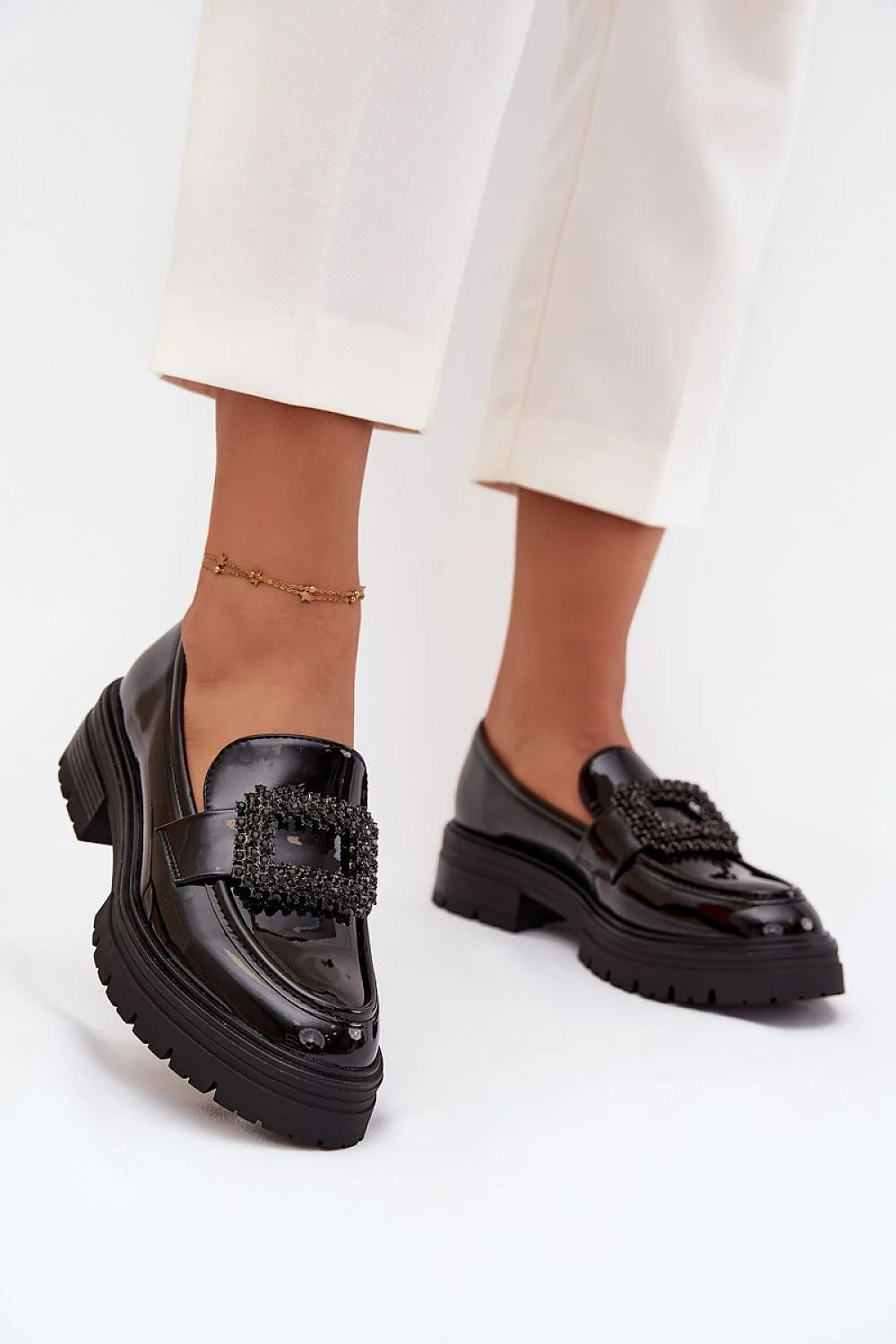mocassins femme cuirartificiel verni noir plateforme talonbloc semellecrantée slipon bouclecarrée bijou perles strass sophistiqué contemporain chic confortable bureau ville élégant