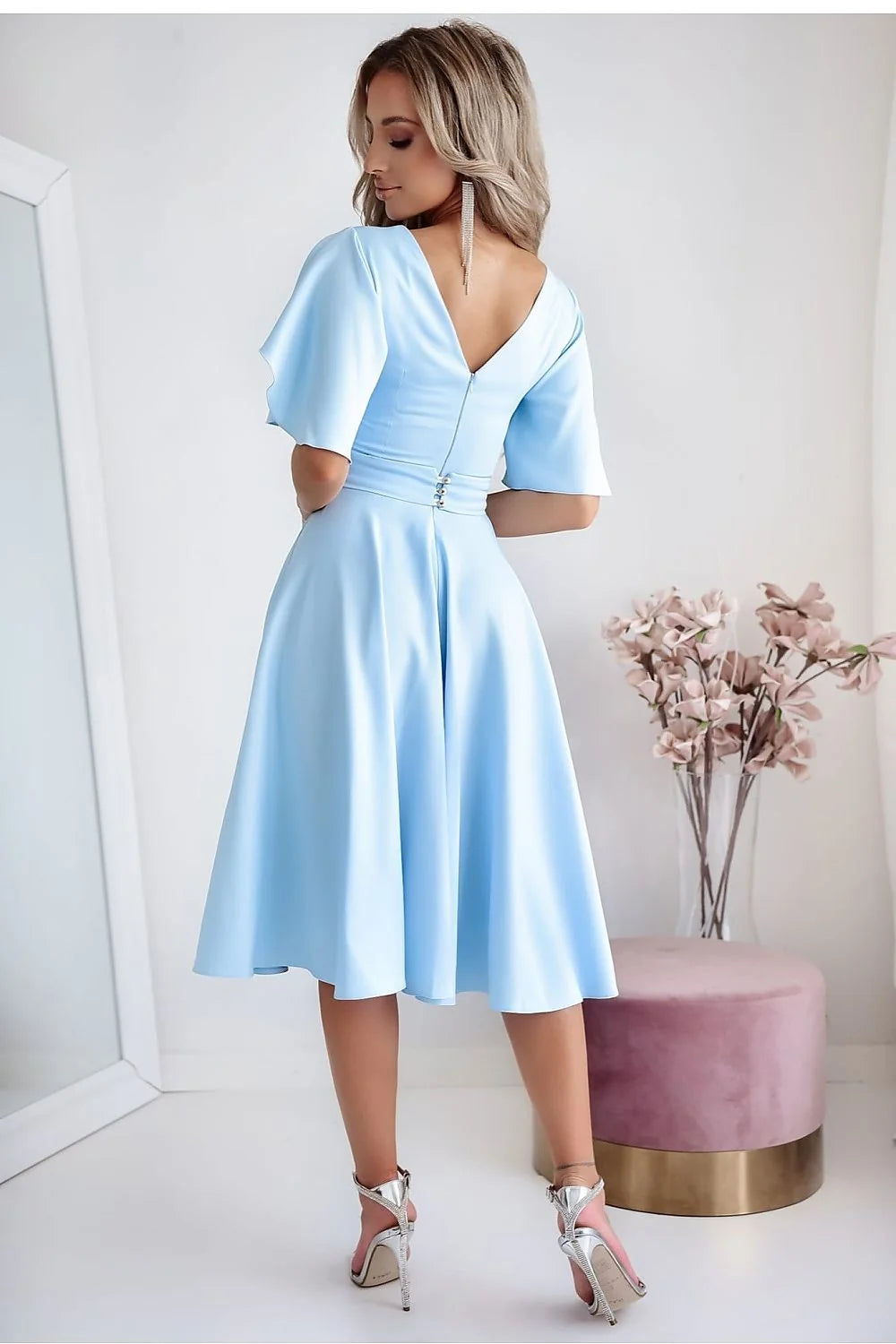 robe cocktail élégante bleu pastel fluide manches volantées décolleté V taille cintrée ceinture bande transparente liseré argenté jupe mi mollet