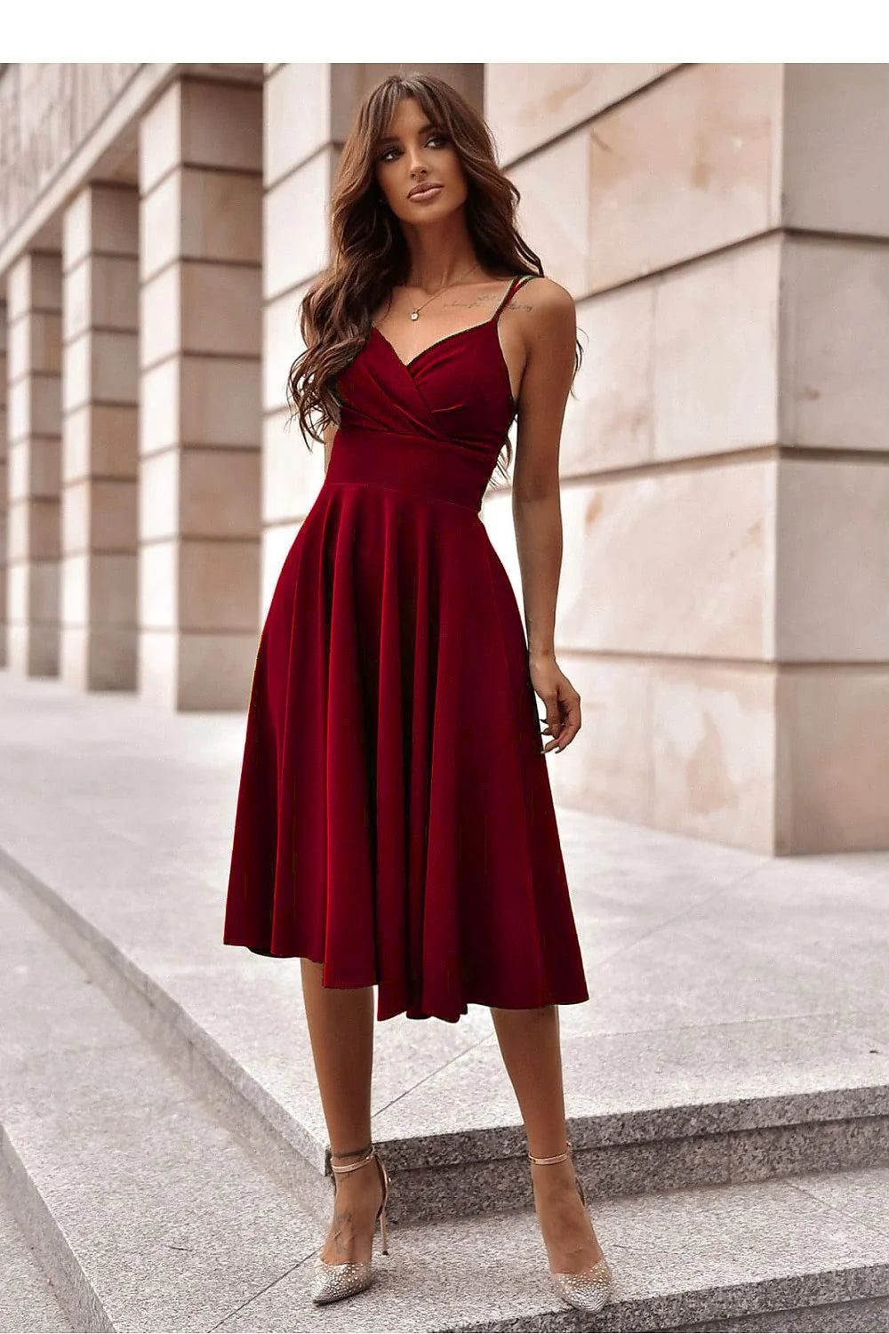 Robe de soirée élégante longue manches épaules nues encolure en V jupe évasée rouge profond femmes occasion spéciale