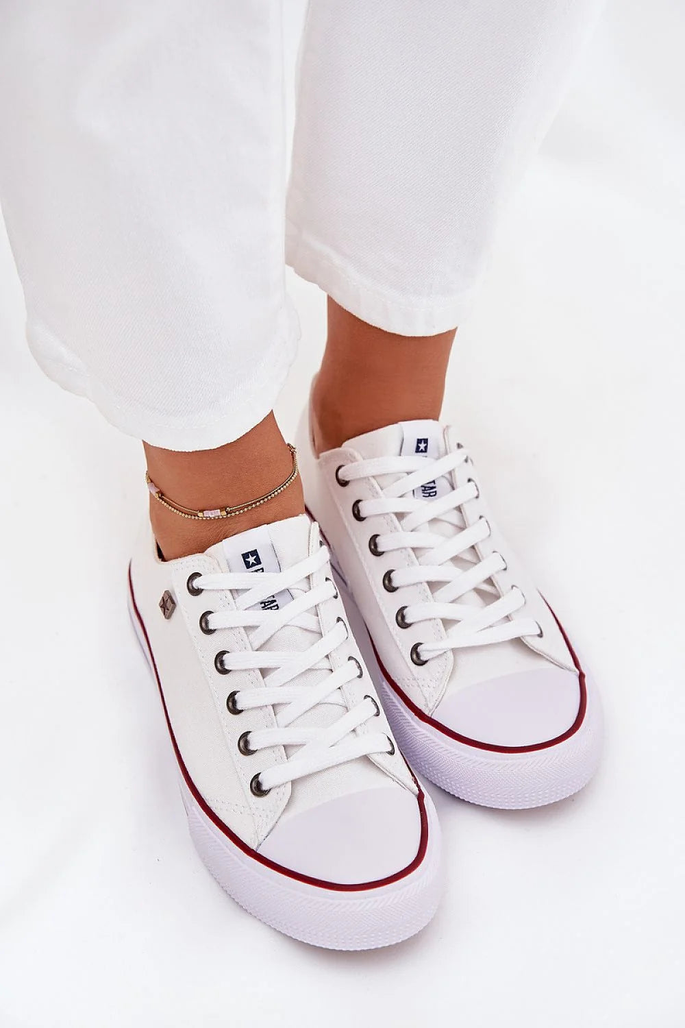 sneakers femme Big Star toile blanche basse lacets plats œillets métalliques caoutchouc semelle épaisse liseré rouge contrastant confortable urbain