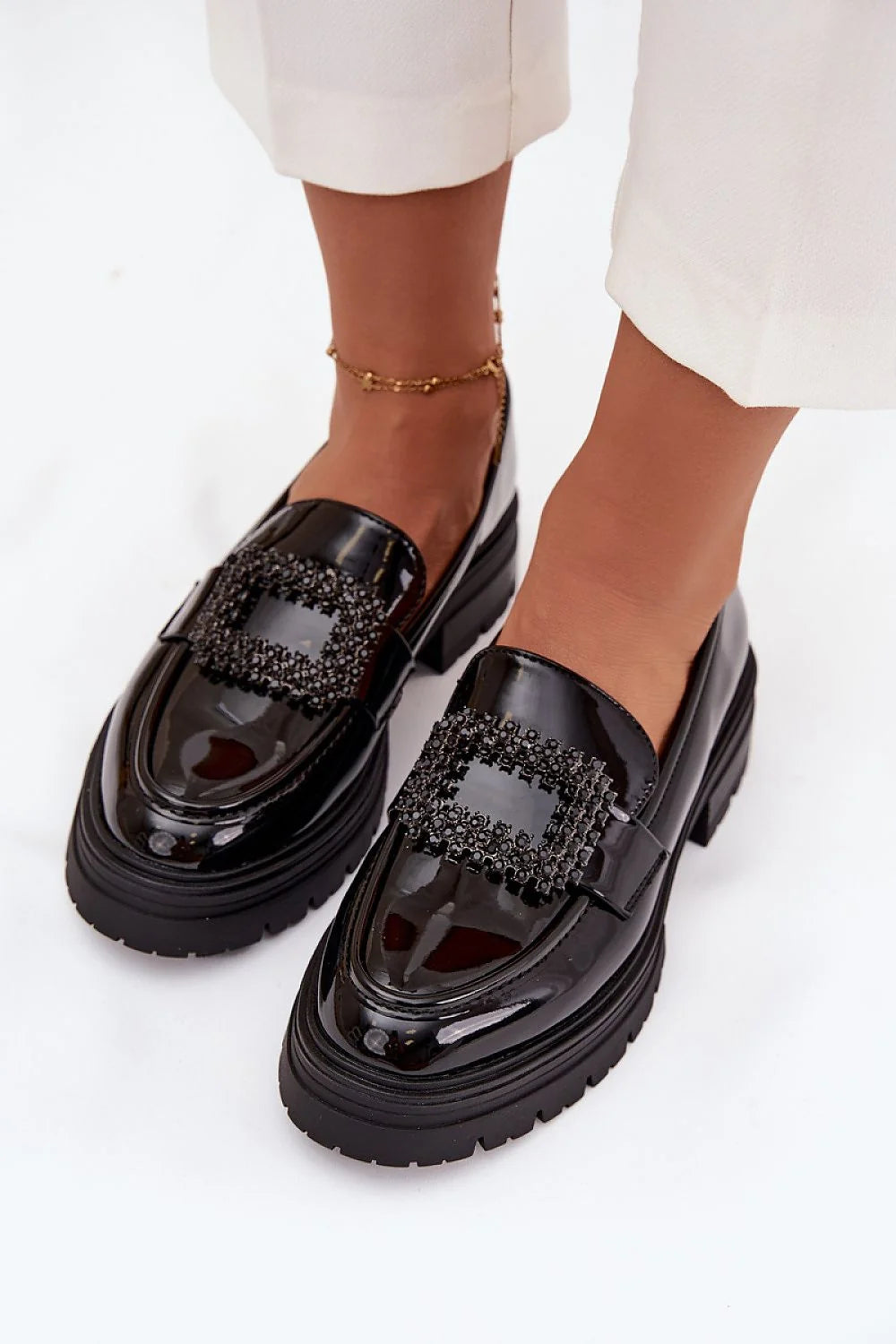 mocassins femme cuirartificiel verni noir plateforme talonbloc semellecrantée slipon bouclecarrée bijou perles strass sophistiqué contemporain chic confortable bureau ville élégant