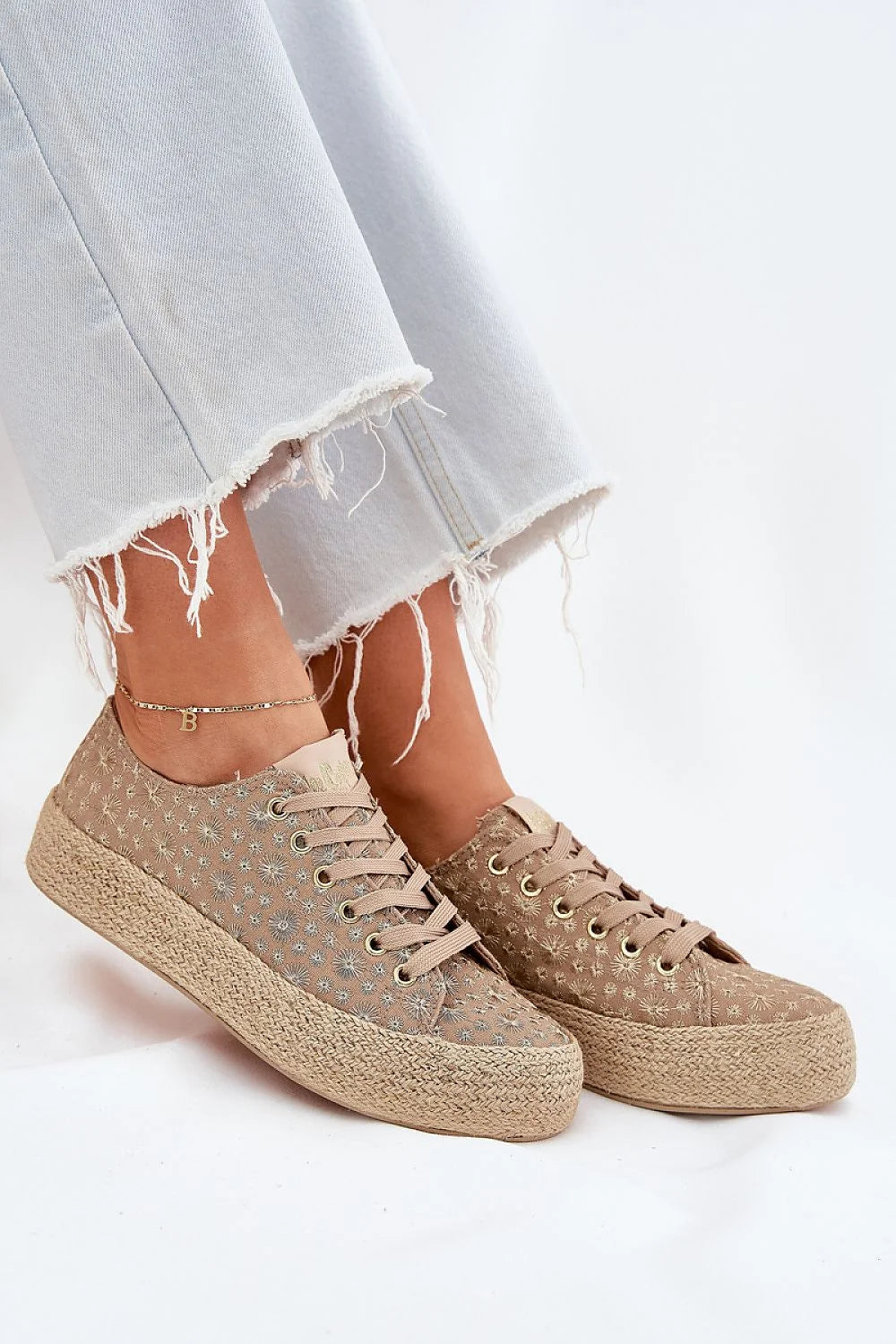 Baskets femmes Lee Cooper design estival texturé toile brodée florale beige sable doré espadrille bohème